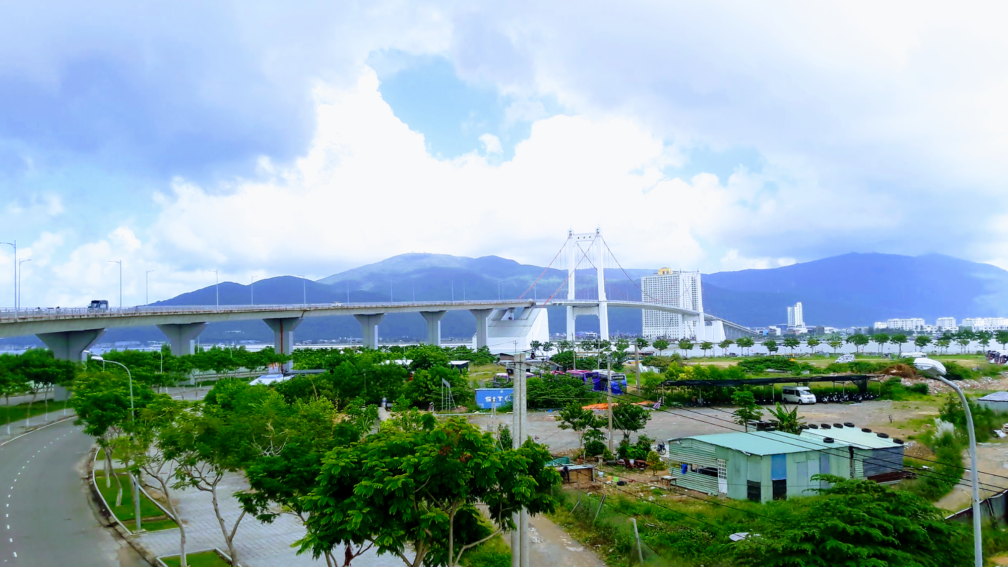 Thanh niên nhậu say để dép, xe máy trên cầu rồi về nhà ngủ, hàng chục công an Đà Nẵng tìm kiếm - Ảnh 2. Thanh niên nhậu say để dép, xe máy trên cầu rồi về nhà ngủ, hàng chục công an Đà Nẵng tìm kiếm - Ảnh 2.