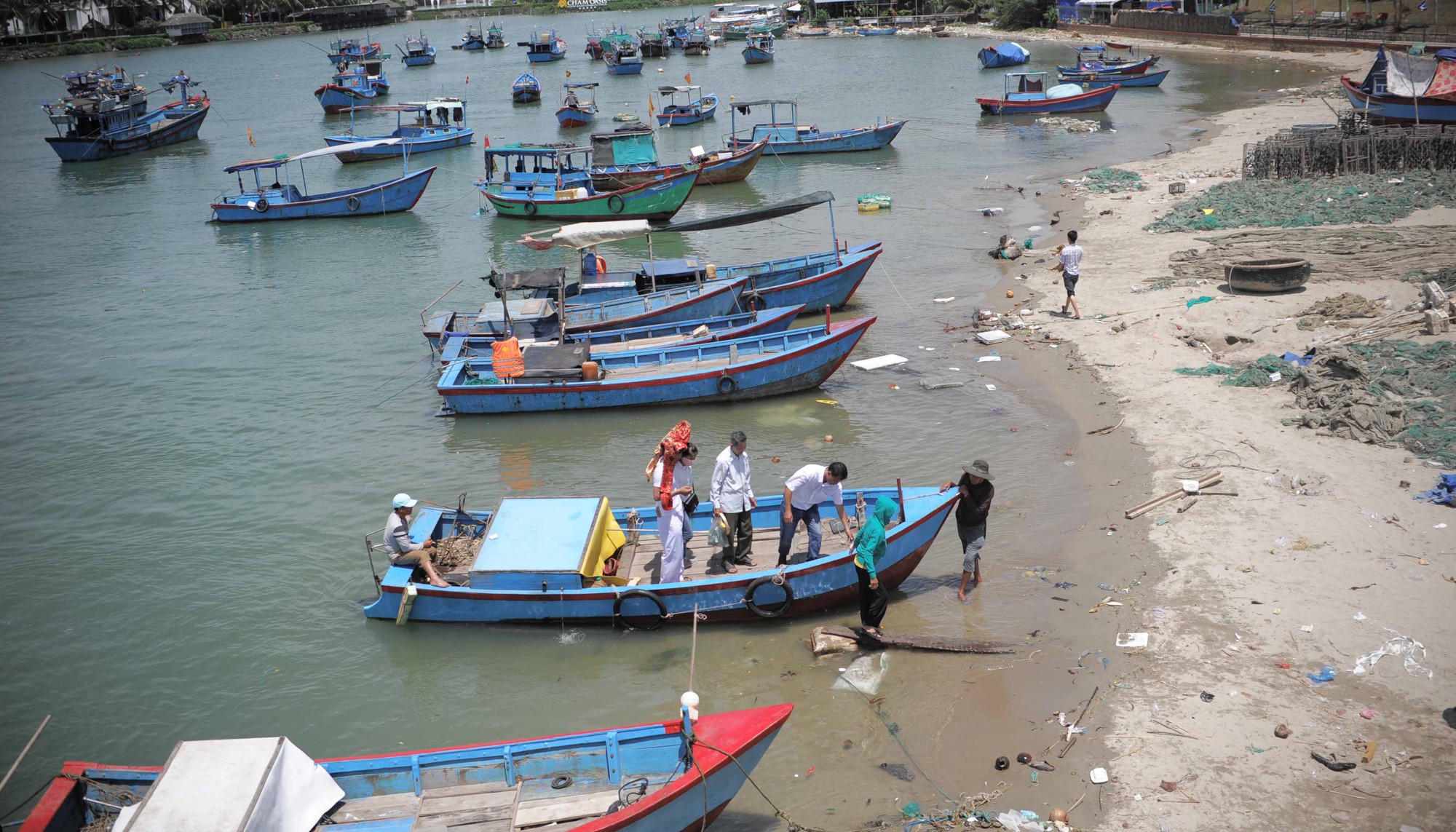 Hơn 100.000 người tham dự lễ hội Tháp Bà Ponagar - Ảnh 3. Hơn 100.000 người tham dự lễ hội Tháp Bà Ponagar - Ảnh 3.
