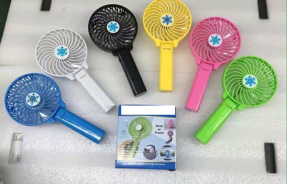 Đầu mùa hè, dân văn phòng săn lùng quạt mini cầm tay chống nóng - Ảnh 1.