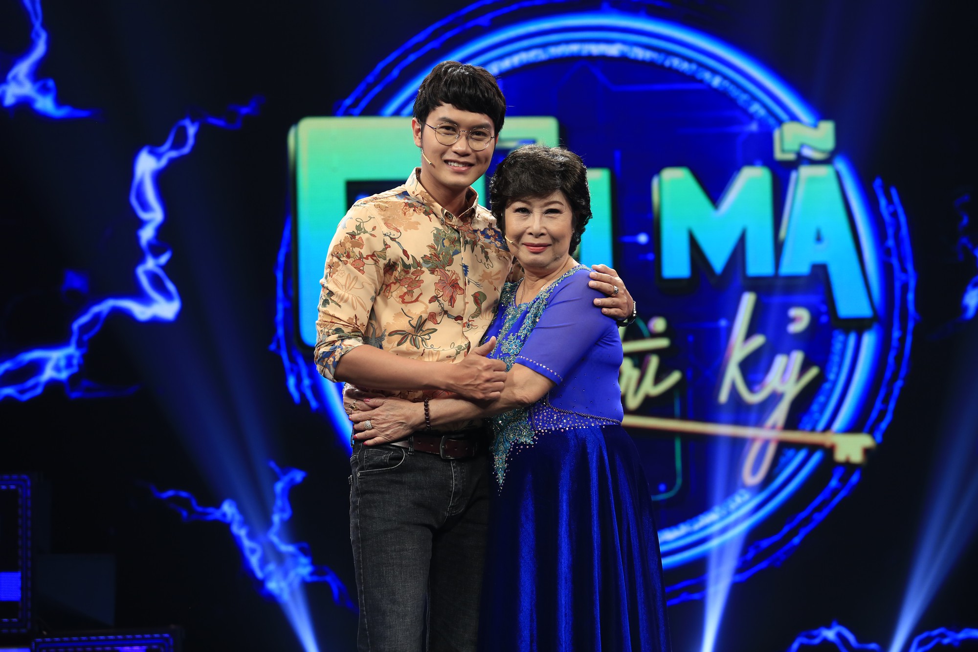 Diễn viên Kim Phương rớt nước mắt kể chuyện nén nỗi đau chồng con mất để tiếp tục diễn hài kịch - Ảnh 7. Diễn viên Kim Phương rớt nước mắt kể chuyện nén nỗi đau chồng con mất để tiếp tục diễn hài kịch - Ảnh 7.