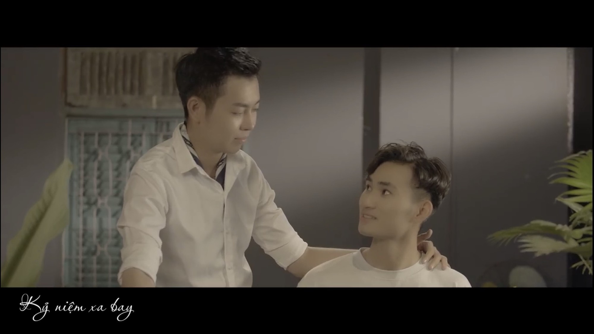 Ca sĩ 9X tung MV bolero đam mĩ, mong khán giả có cái nhìn cởi mở hơn về cộng đồng LGBT - Ảnh 1. Ca sĩ 9X tung MV bolero đam mĩ, mong khán giả có cái nhìn cởi mở hơn về cộng đồng LGBT - Ảnh 1.