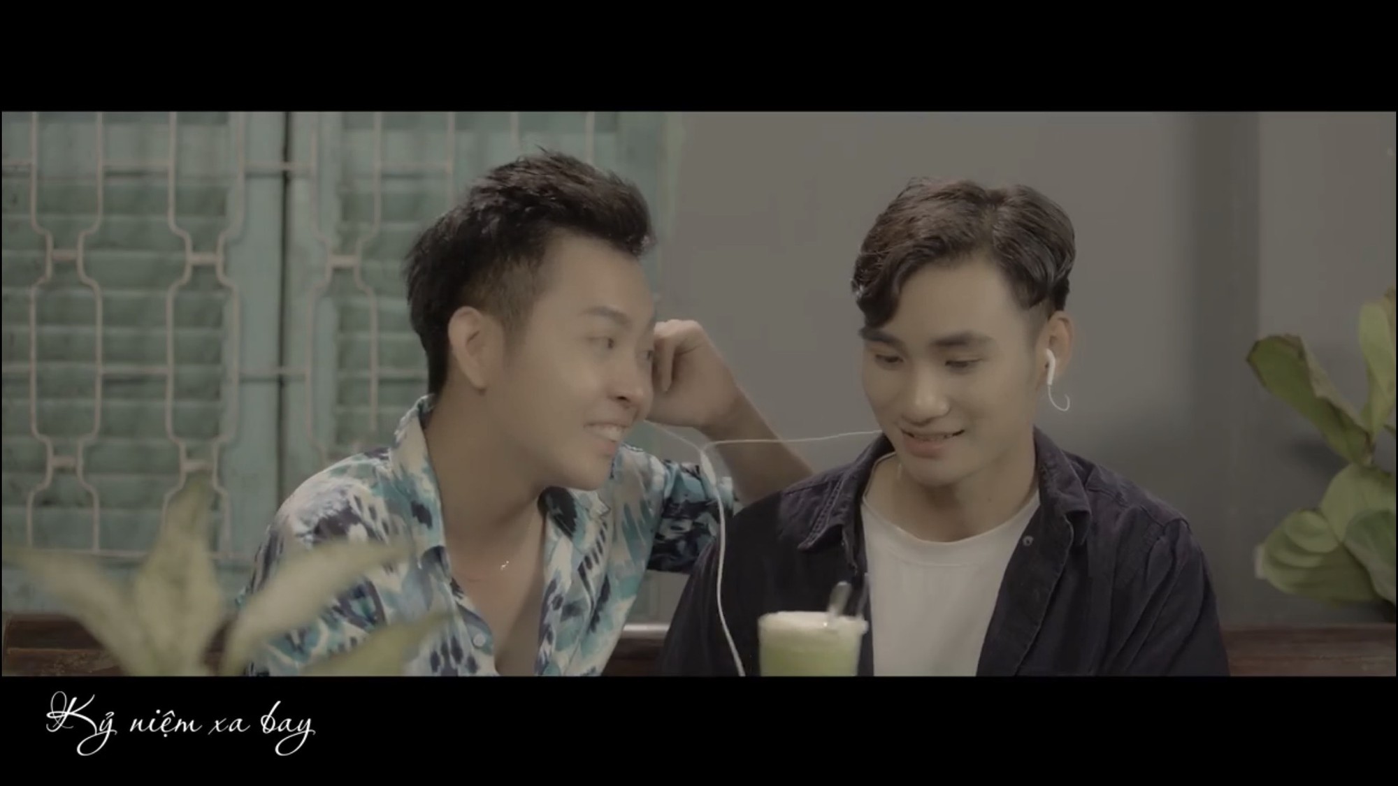 Ca sĩ 9X tung MV bolero đam mĩ, mong khán giả có cái nhìn cởi mở hơn về cộng đồng LGBT - Ảnh 5. Ca sĩ 9X tung MV bolero đam mĩ, mong khán giả có cái nhìn cởi mở hơn về cộng đồng LGBT - Ảnh 5.