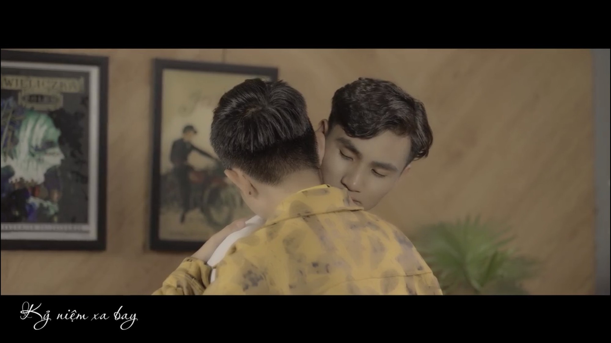 Ca sĩ 9X tung MV bolero đam mĩ, mong khán giả có cái nhìn cởi mở hơn về cộng đồng LGBT - Ảnh 4. Ca sĩ 9X tung MV bolero đam mĩ, mong khán giả có cái nhìn cởi mở hơn về cộng đồng LGBT - Ảnh 4.