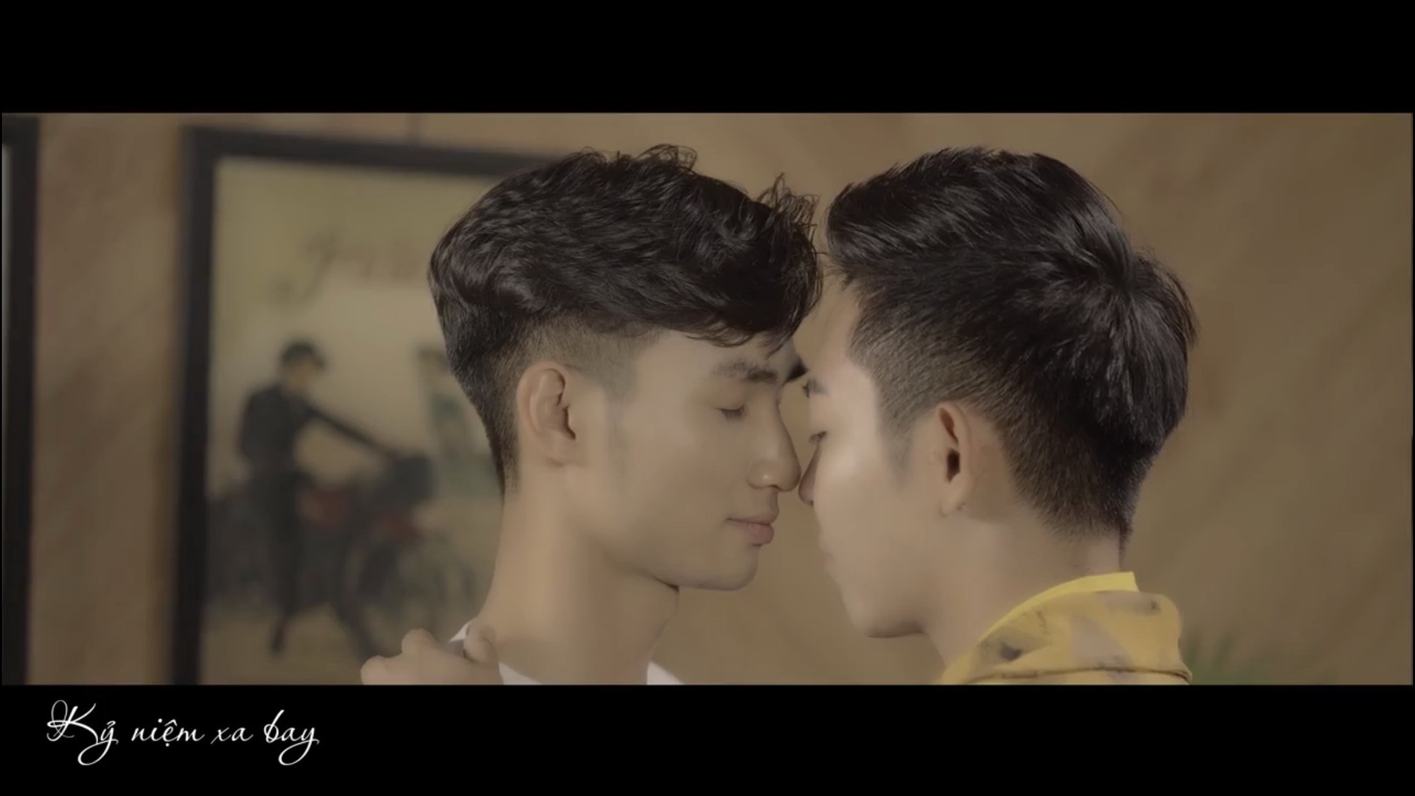 Ca sĩ 9X tung MV bolero đam mĩ, mong khán giả có cái nhìn cởi mở hơn về cộng đồng LGBT - Ảnh 3. Ca sĩ 9X tung MV bolero đam mĩ, mong khán giả có cái nhìn cởi mở hơn về cộng đồng LGBT - Ảnh 3.