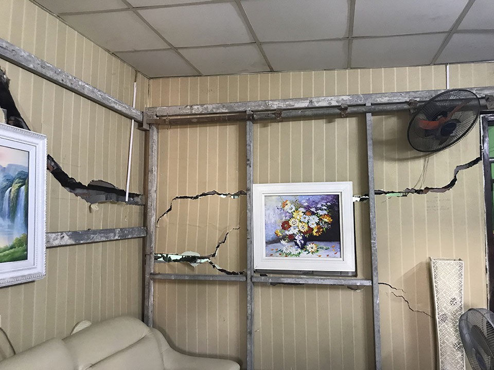 Hàng chục căn nhà nứt toác cạnh dự án chung cư cao tầng đang thi công - Ảnh 2.