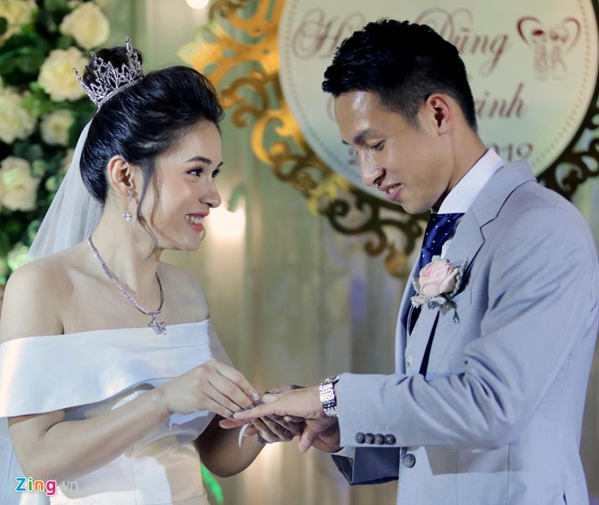 Thầy Park ân cần hỏi thăm trò cưng tại lễ cưới Đỗ Hùng Dũng - Ảnh 1.