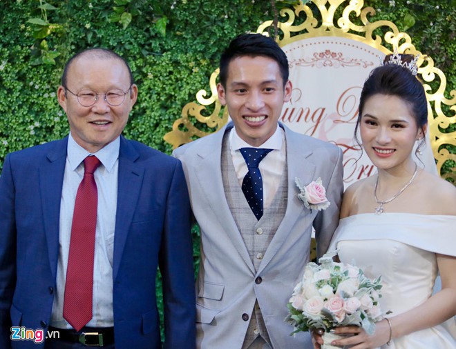 Thầy Park ân cần hỏi thăm trò cưng tại lễ cưới Đỗ Hùng Dũng - Ảnh 2.