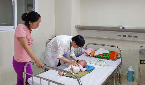 Hàng chục trẻ nhập viện vì viêm não, dấu hiệu cha mẹ dễ bỏ qua - Ảnh 1. Hàng chục trẻ nhập viện vì viêm não, dấu hiệu cha mẹ dễ bỏ qua - Ảnh 1.