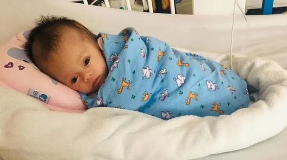 Em bé bị treo trên cây ở Việt Nam hồi phục kì diệu ở Bệnh viện Singapore - Ảnh 2. Em bé bị treo trên cây ở Việt Nam hồi phục kì diệu ở Bệnh viện Singapore - Ảnh 2.