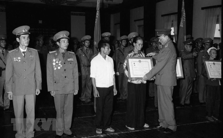 Hình ảnh về hoạt động đối nội của nguyên Chủ tịch nước Lê Đức Anh - Ảnh 2. Hình ảnh về hoạt động đối nội của nguyên Chủ tịch nước Lê Đức Anh - Ảnh 2.