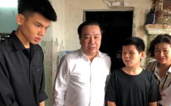 Miễn 100% học phí cho con trai nữ công nhân môi trường bị 'xe điên' tông tử vong