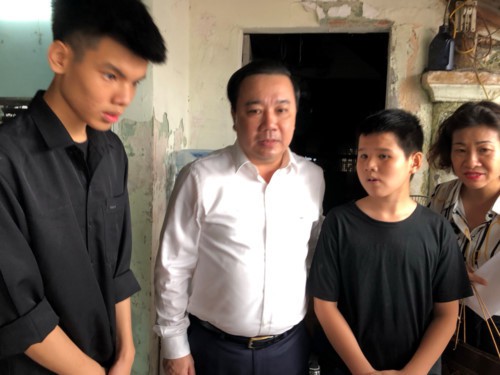 Miễn 100% học phí cho con trai nữ công nhân môi trường bị xe điên tông tử vong - Ảnh 1. Miễn 100% học phí cho con trai nữ công nhân môi trường bị xe điên tông tử vong - Ảnh 1.