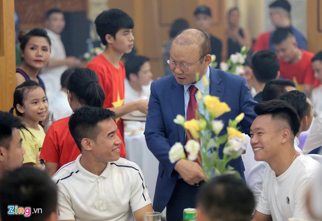 Thầy Park ân cần hỏi thăm trò cưng tại lễ cưới Đỗ Hùng Dũng - Ảnh 3.