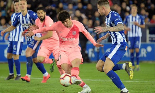 Barca chạm một tay vào chức vô địch La Liga - Ảnh 2.