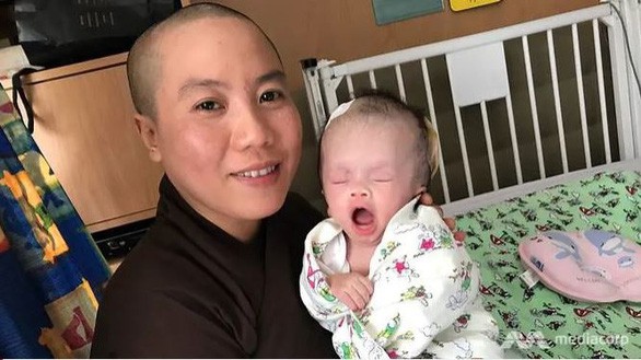 Em bé bị treo trên cây ở Việt Nam hồi phục kì diệu ở Bệnh viện Singapore - Ảnh 3. Em bé bị treo trên cây ở Việt Nam hồi phục kì diệu ở Bệnh viện Singapore - Ảnh 3.
