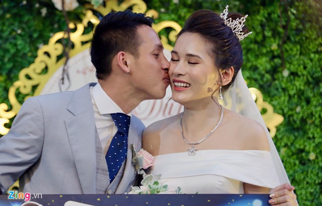 Thầy Park ân cần hỏi thăm trò cưng tại lễ cưới Đỗ Hùng Dũng - Ảnh 8.