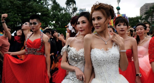 Cộng đồng LGBT thế giới hôm nay (24/04): Những nữ nghệ sĩ Việt từng yêu nhầm bạn trai đồng tính, Netflix tiết lộ sắp có series phim đồng tính nữ - Ảnh 4.