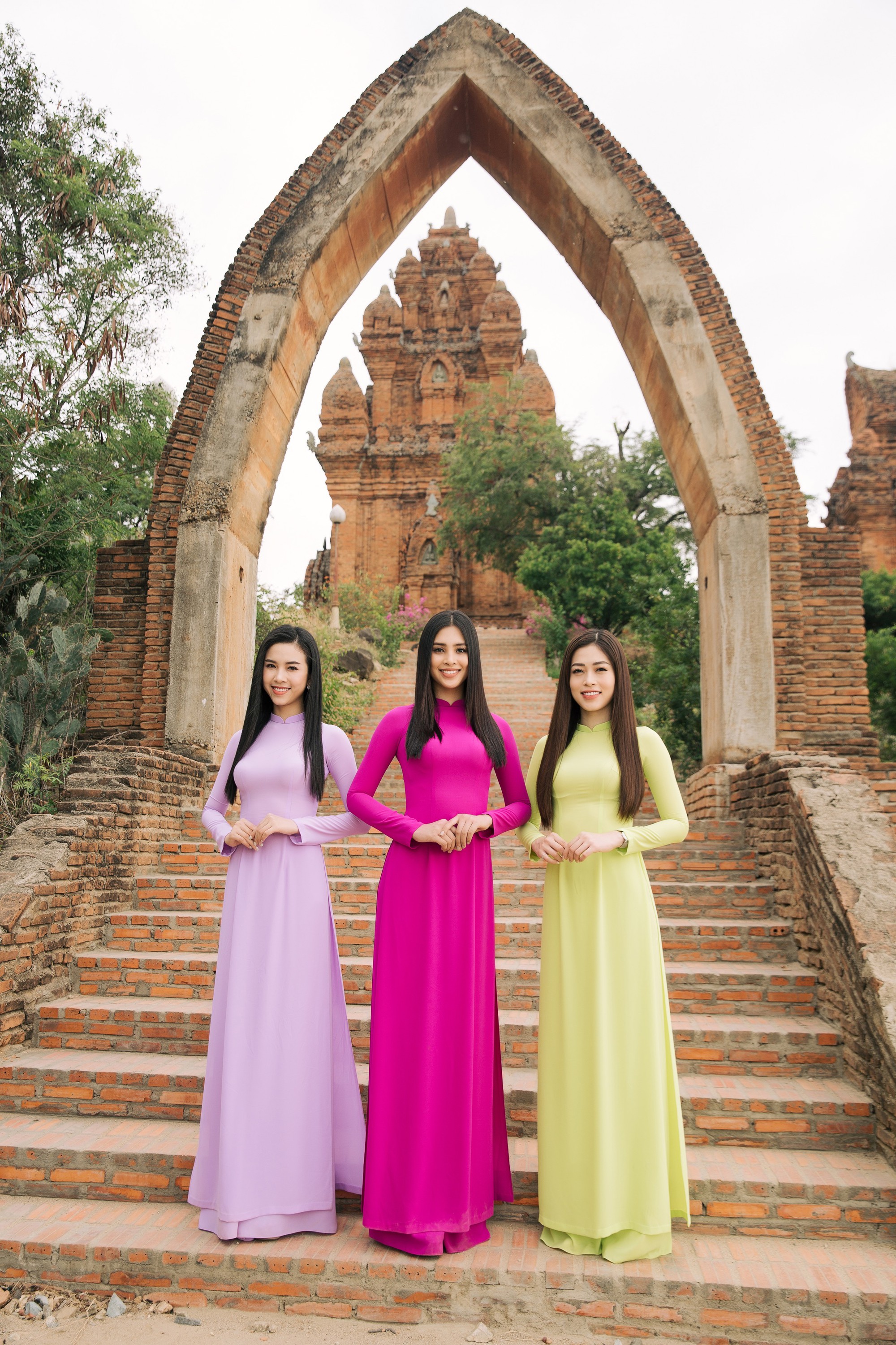 Top 3 Hoa hậu Việt Nam 2018 khám phá nắng gió Ninh Thuận - Ảnh 1. Top 3 Hoa hậu Việt Nam 2018 khám phá nắng gió Ninh Thuận - Ảnh 1.