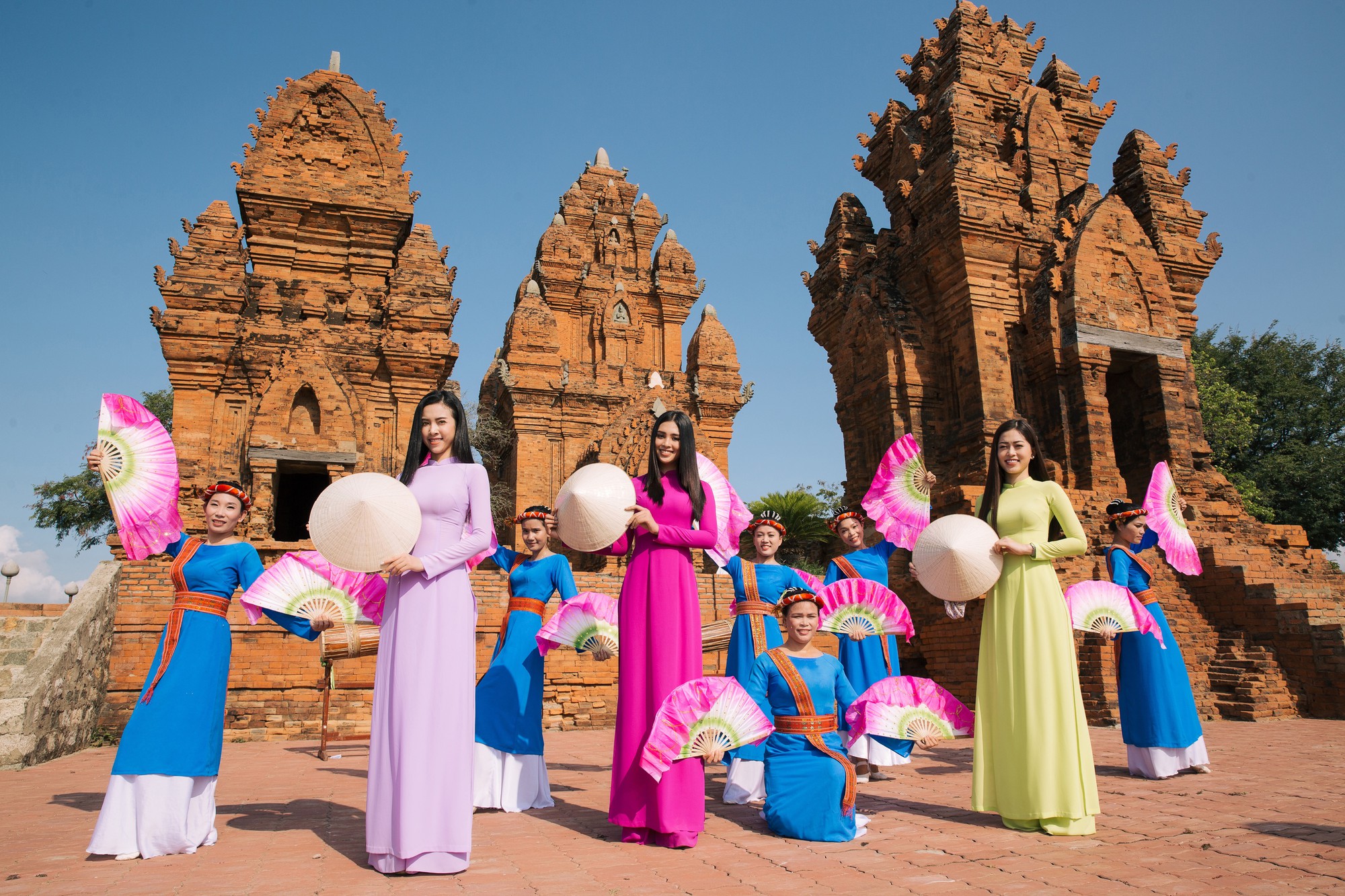 Top 3 Hoa hậu Việt Nam 2018 khám phá nắng gió Ninh Thuận - Ảnh 2. Top 3 Hoa hậu Việt Nam 2018 khám phá nắng gió Ninh Thuận - Ảnh 2.
