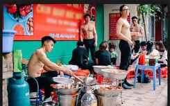 Sự thật sau những tấm hình 'soái ca' cởi trần khoe bụng 6 múi, bán đồ ăn tại quán Chim tôi đi cô