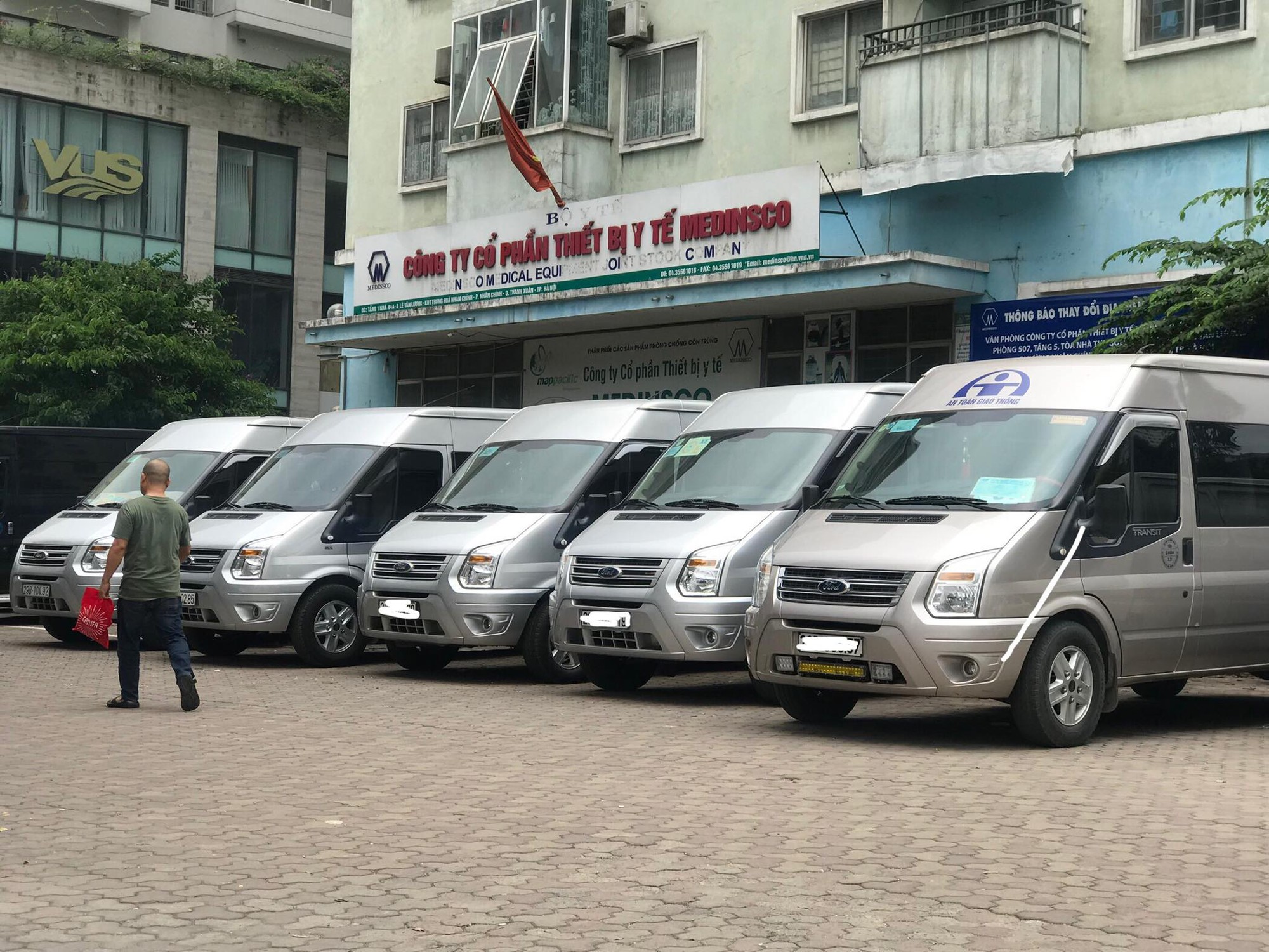 Sát nghỉ lễ, thuê xe trả giá cao 4 lần vẫn chẳng có mà đi - Ảnh 2. Sát nghỉ lễ, thuê xe trả giá cao 4 lần vẫn chẳng có mà đi - Ảnh 2.
