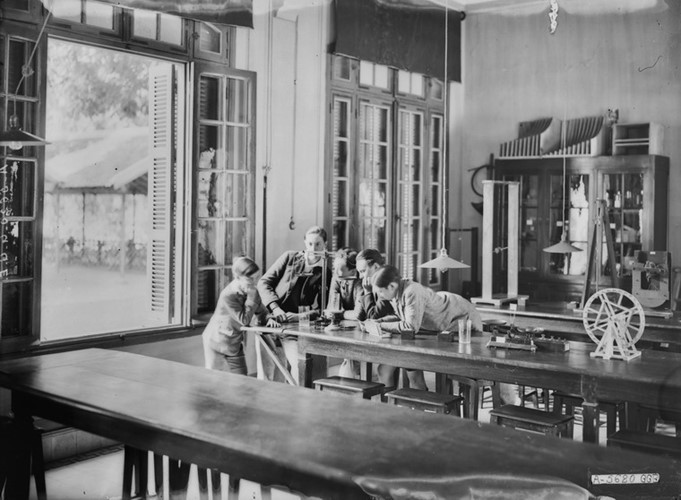 Ảnh độc trường Trung học nổi tiếng nhất Đông Dương ở Hà Nội - Ảnh 20. Ảnh độc trường Trung học nổi tiếng nhất Đông Dương ở Hà Nội - Ảnh 20.