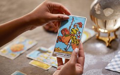 Tử vi hôm nay (26/4) qua lá bài Tarot: Dự cảm và lo lắng