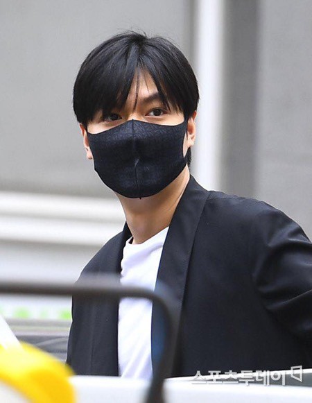 Tài tử Lee Min Ho bịt kín mặt, cúi chào khán giả trong ngày xuất ngũ - Ảnh 1. Tài tử Lee Min Ho bịt kín mặt, cúi chào khán giả trong ngày xuất ngũ - Ảnh 1.