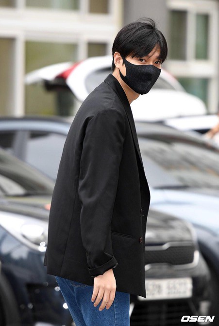 Tài tử Lee Min Ho bịt kín mặt, cúi chào khán giả trong ngày xuất ngũ - Ảnh 2. Tài tử Lee Min Ho bịt kín mặt, cúi chào khán giả trong ngày xuất ngũ - Ảnh 2.