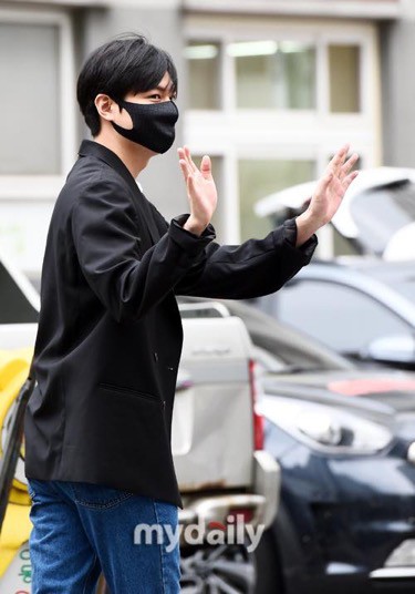 Tài tử Lee Min Ho bịt kín mặt, cúi chào khán giả trong ngày xuất ngũ - Ảnh 3. Tài tử Lee Min Ho bịt kín mặt, cúi chào khán giả trong ngày xuất ngũ - Ảnh 3.