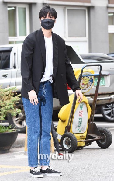 Tài tử Lee Min Ho bịt kín mặt, cúi chào khán giả trong ngày xuất ngũ - Ảnh 4. Tài tử Lee Min Ho bịt kín mặt, cúi chào khán giả trong ngày xuất ngũ - Ảnh 4.