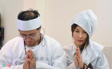 Diễm My 9X nghẹn ngào hát cầu nguyện bên linh cữu mẹ trước khi an táng