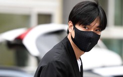 Tài tử Lee Min Ho bịt kín mặt, cúi chào khán giả trong ngày xuất ngũ