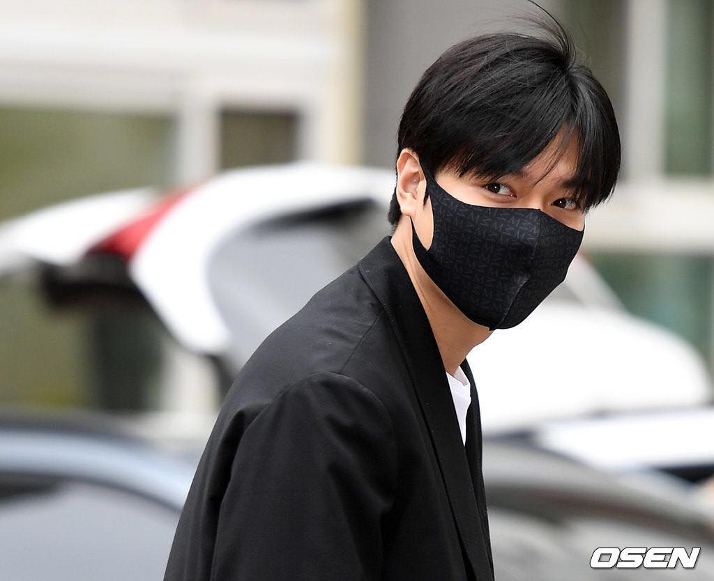 Tài tử Lee Min Ho bịt kín mặt, cúi chào khán giả trong ngày xuất ngũ - Ảnh 5. Tài tử Lee Min Ho bịt kín mặt, cúi chào khán giả trong ngày xuất ngũ - Ảnh 5.