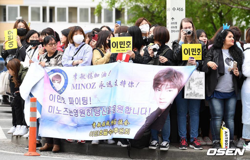 Tài tử Lee Min Ho bịt kín mặt, cúi chào khán giả trong ngày xuất ngũ - Ảnh 7. Tài tử Lee Min Ho bịt kín mặt, cúi chào khán giả trong ngày xuất ngũ - Ảnh 7.