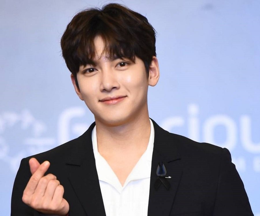 Tài tử Lee Min Ho bịt kín mặt, cúi chào khán giả trong ngày xuất ngũ - Ảnh 9. Tài tử Lee Min Ho bịt kín mặt, cúi chào khán giả trong ngày xuất ngũ - Ảnh 9.