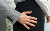 Thế giới ứng xử thế nào với các hành vi 'đụng chạm vòng 3' của người lạ?