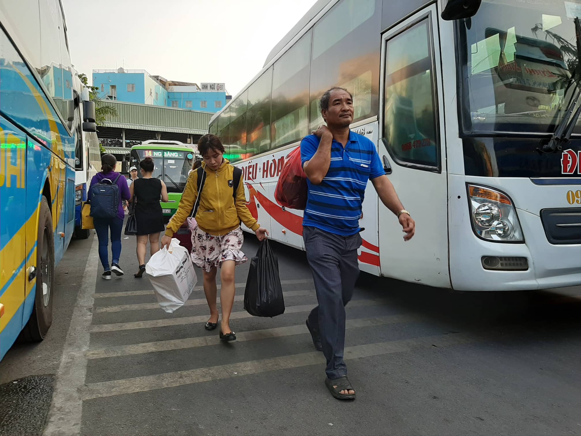 Trước lễ, bến xe ở Sài Gòn kẹt cứng khách về quê - Ảnh 3. Trước lễ, bến xe ở Sài Gòn kẹt cứng khách về quê - Ảnh 3.