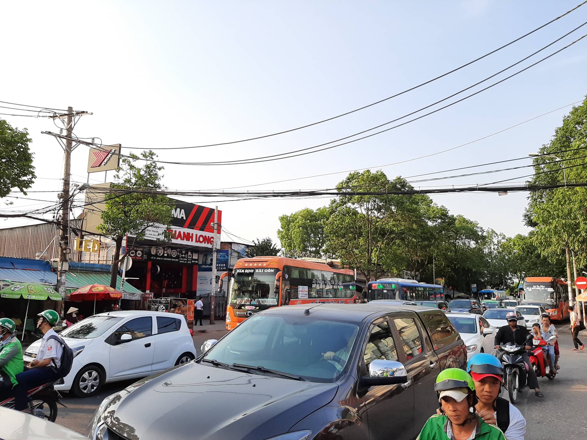 Trước lễ, bến xe ở Sài Gòn kẹt cứng khách về quê - Ảnh 4. Trước lễ, bến xe ở Sài Gòn kẹt cứng khách về quê - Ảnh 4.