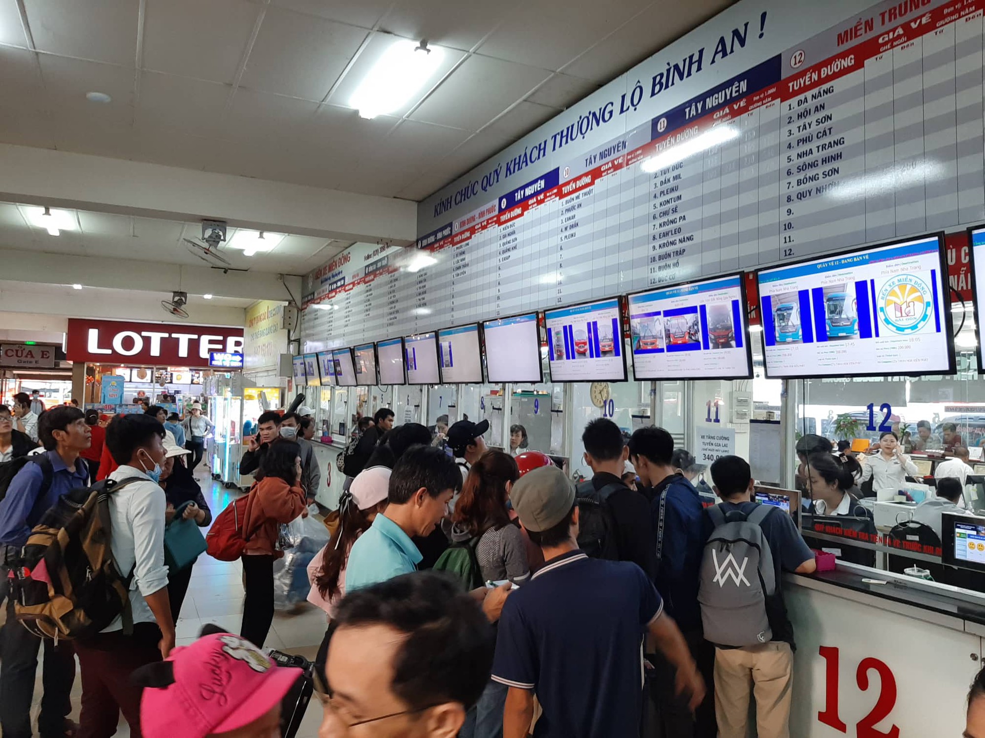 Trước lễ, bến xe ở Sài Gòn kẹt cứng khách về quê - Ảnh 2. Trước lễ, bến xe ở Sài Gòn kẹt cứng khách về quê - Ảnh 2.