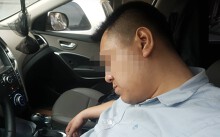 Tài xế ô tô ngủ quên nửa giờ khi dừng đèn đỏ, CSGT phải cẩu cả người lẫn xe