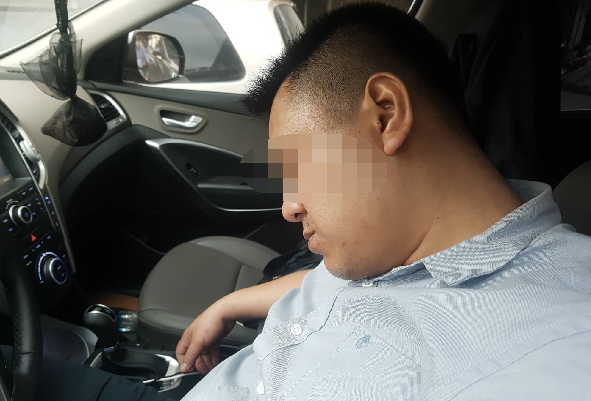 Tài xế ô tô ngủ quên nửa giờ khi dừng đèn đỏ, CSGT phải cẩu cả người lẫn xe - Ảnh 1. Tài xế ô tô ngủ quên nửa giờ khi dừng đèn đỏ, CSGT phải cẩu cả người lẫn xe - Ảnh 1.