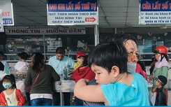 Nắng nóng kéo dài, bệnh viện ở Sài Gòn đông nghịt - người già trẻ nhỏ khổ sở vào viện