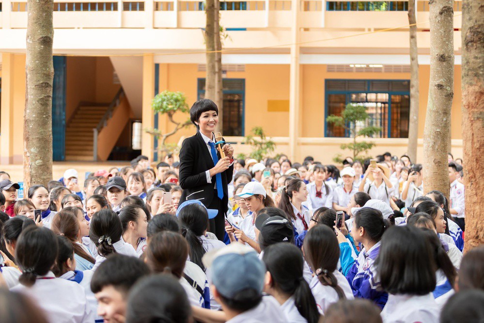 Vì sao nên gọi HHen Niê là Hoa hậu quốc dân của showbiz Việt? - Ảnh 4. Vì sao nên gọi HHen Niê là Hoa hậu quốc dân của showbiz Việt? - Ảnh 4.