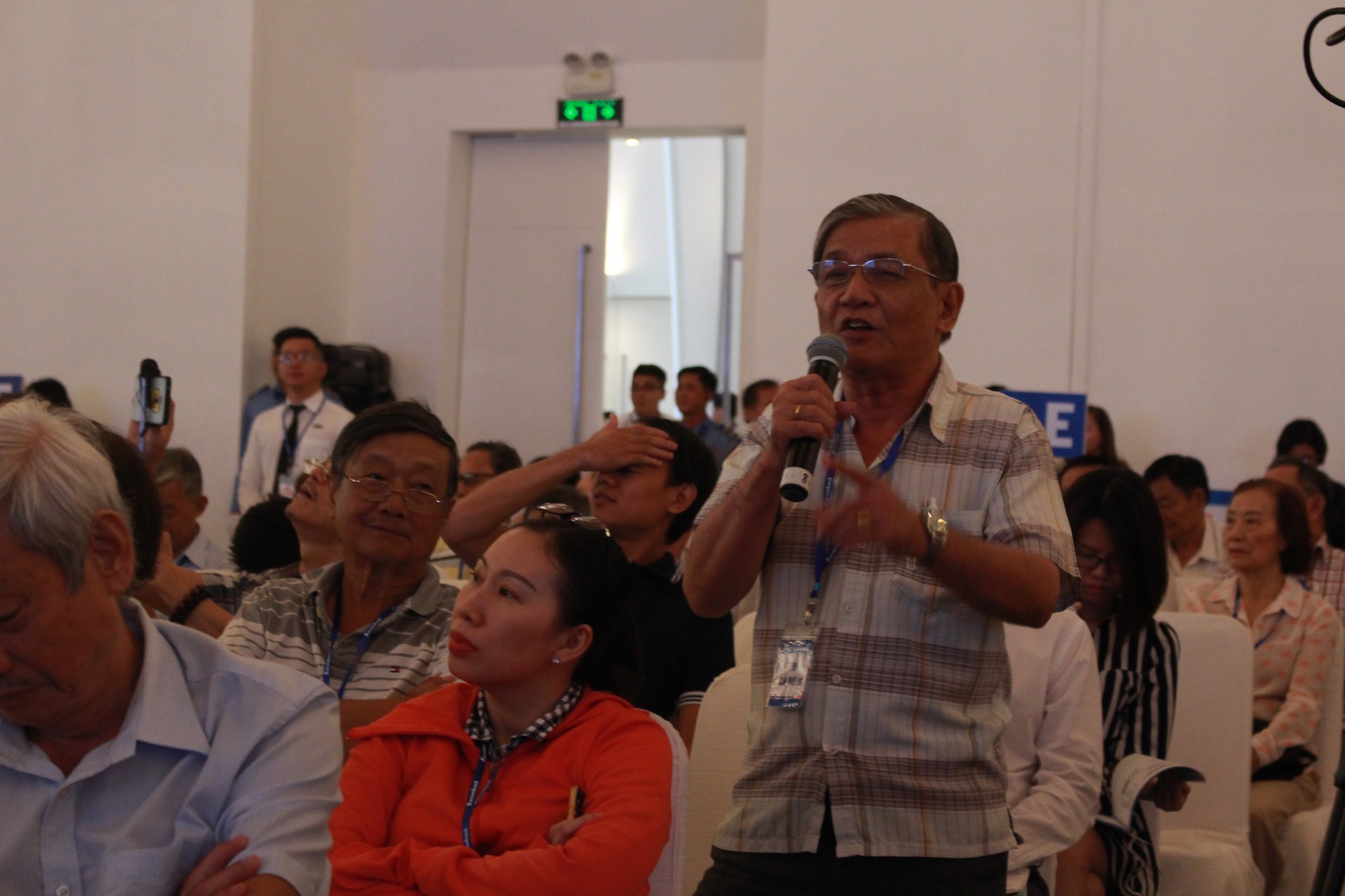 Cổ đông Sacombank bức xúc đòi cổ tức, ông Dương Công Minh: ‘Em là cổ đông lớn nhất ở đây, nếu được chia em là người mừng nhất’ - Ảnh 1. Cổ đông Sacombank bức xúc đòi cổ tức, ông Dương Công Minh: ‘Em là cổ đông lớn nhất ở đây, nếu được chia em là người mừng nhất’ - Ảnh 1.