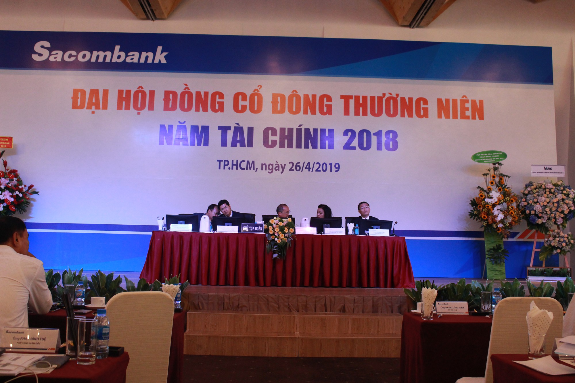 Sacombank bất ngờ dừng thưởng 20% phần vượt chỉ tiêu lợi nhuận trước thuế cho nhân viên - Ảnh 1. Sacombank bất ngờ dừng thưởng 20% phần vượt chỉ tiêu lợi nhuận trước thuế cho nhân viên - Ảnh 1.