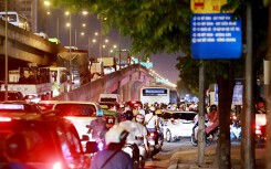 Nghỉ lễ 30/4 và 1/5: Dòng người ùn ùn đổ về quê, cửa ngõ Thủ đô tắc nghẽn nghiêm trọng