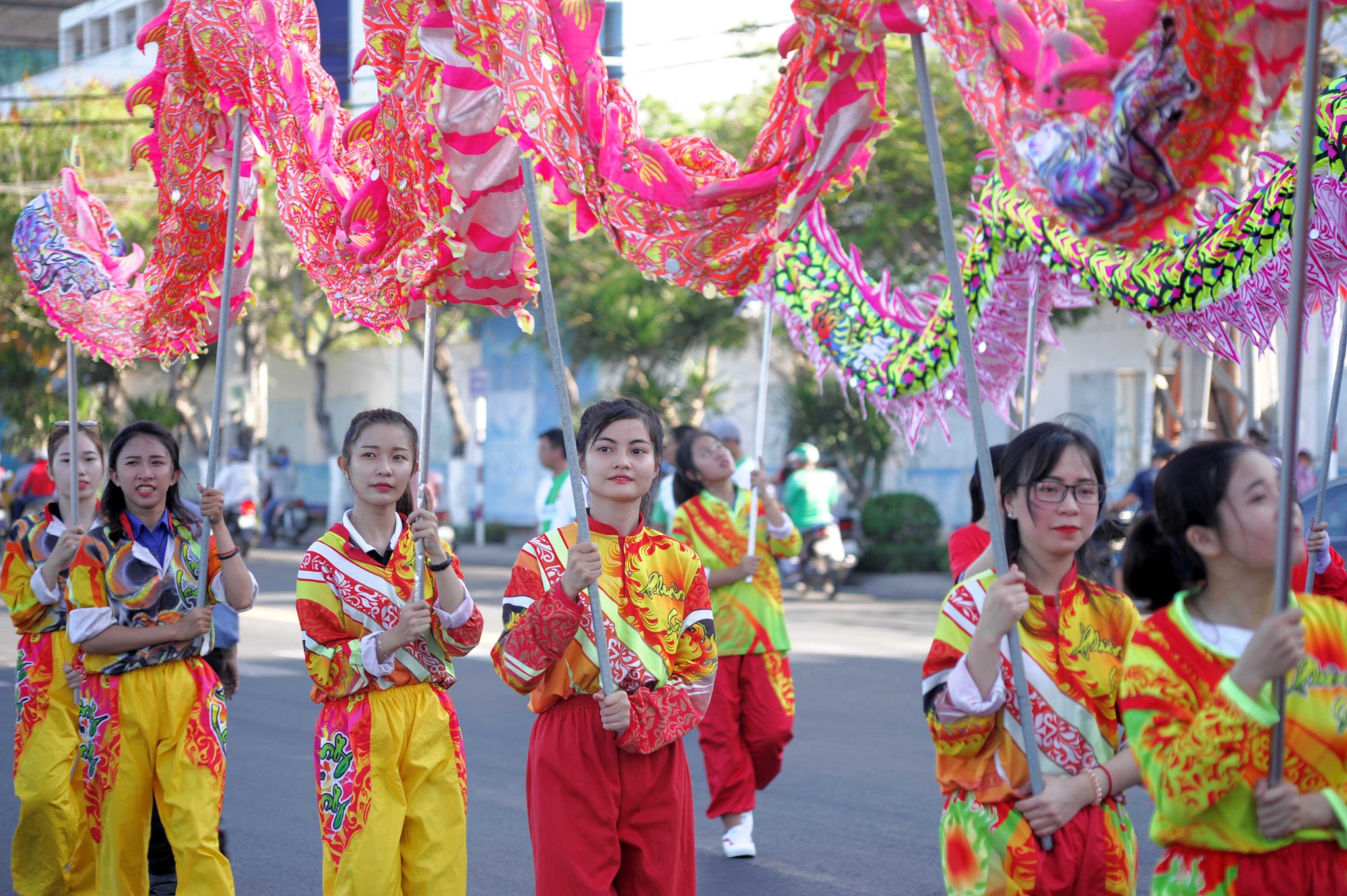 Nha Trang: Du khách mãn nhãn với lễ hội Lân Sư Rồng đường phố - Ảnh 3. Nha Trang: Du khách mãn nhãn với lễ hội Lân Sư Rồng đường phố - Ảnh 3.