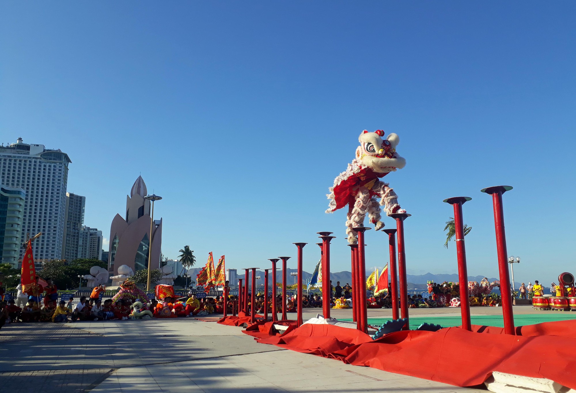 Nha Trang: Du khách mãn nhãn với lễ hội Lân Sư Rồng đường phố - Ảnh 6. Nha Trang: Du khách mãn nhãn với lễ hội Lân Sư Rồng đường phố - Ảnh 6.