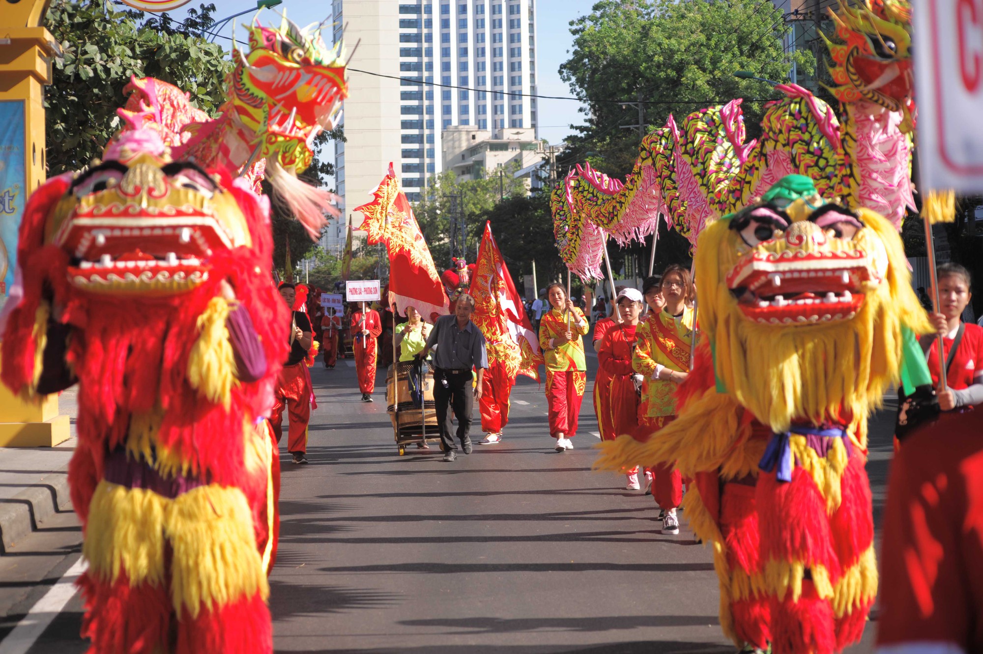 Nha Trang: Du khách mãn nhãn với lễ hội Lân Sư Rồng đường phố - Ảnh 2. Nha Trang: Du khách mãn nhãn với lễ hội Lân Sư Rồng đường phố - Ảnh 2.
